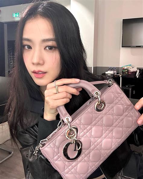 jisoo dior bag.